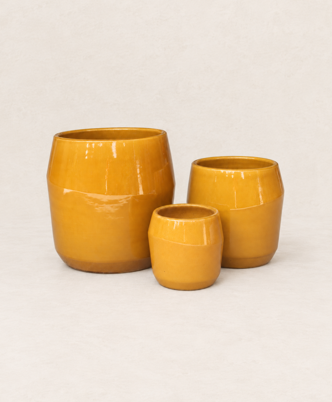 Set de 3 tinajas de cerámica color mostaza, cálidas y artesanales