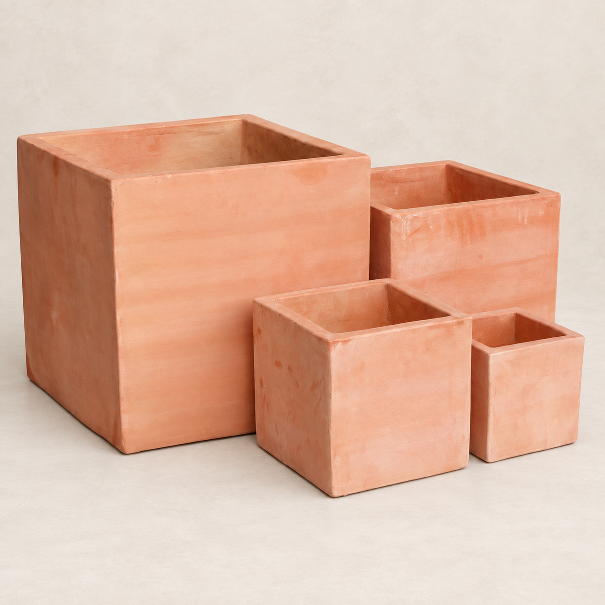 Set de 4 cubos cuadrados XXL de terracota, impacto visual en exterior
