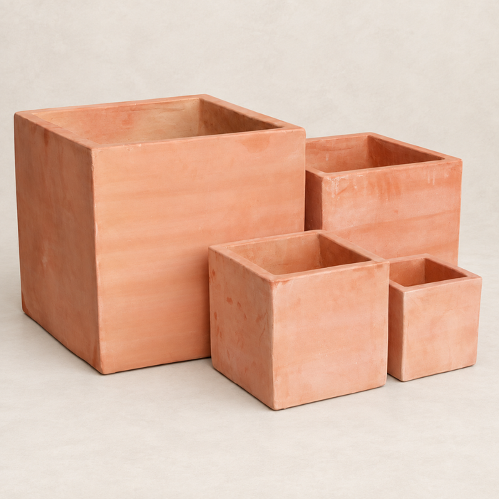 Set de 4 cubos cuadrados XXL de terracota, impacto visual en exterior