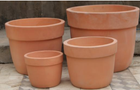 Set de 4 vasos de terracota, diseño proporcionado y atemporal